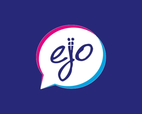 Logo der Evangelischen Jugend Oldenburg (ejo): Eine stilisierte Sprechblase mit dem Schriftzug 'ejo' in geschwungener Schrift. Die Blase hat einen Farbverlauf von Pink zu Blau und befindet sich auf dunkelblauem Hintergrund.